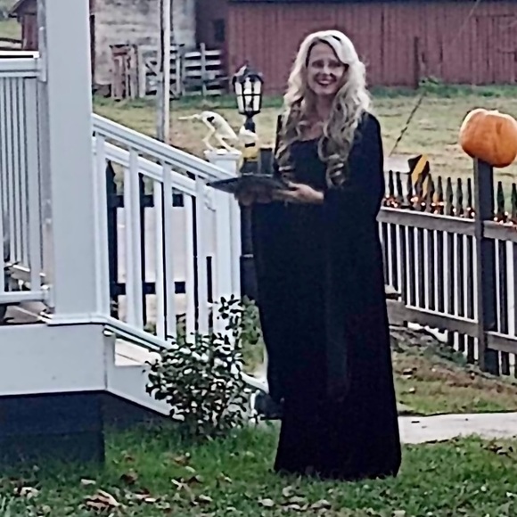 Meet the Posher!
Welcome to Lovie’s Closet - Picture 1 of 1